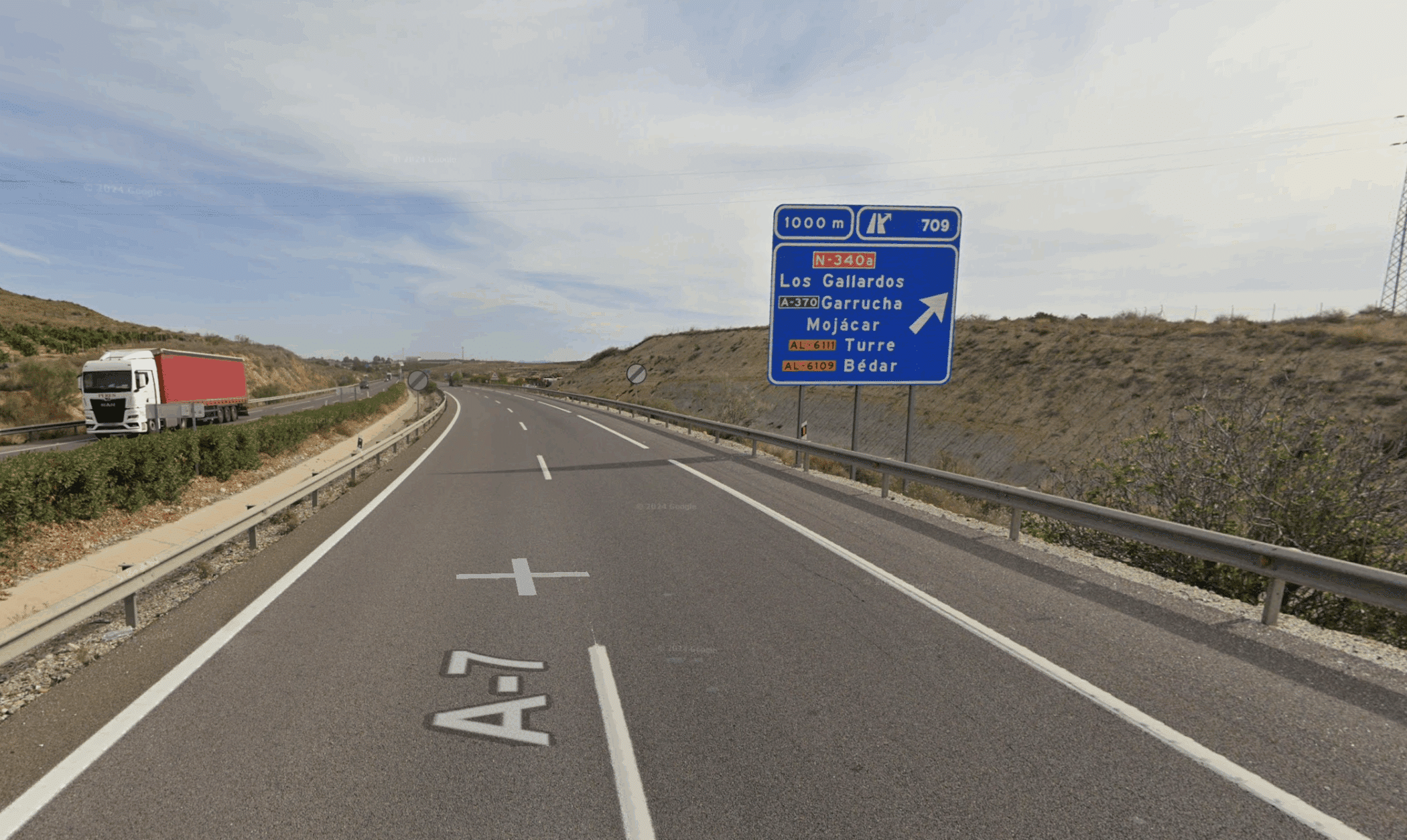Un camión bloquea la A-7 tras chocar con un turismo a la altura de Los Gallardos