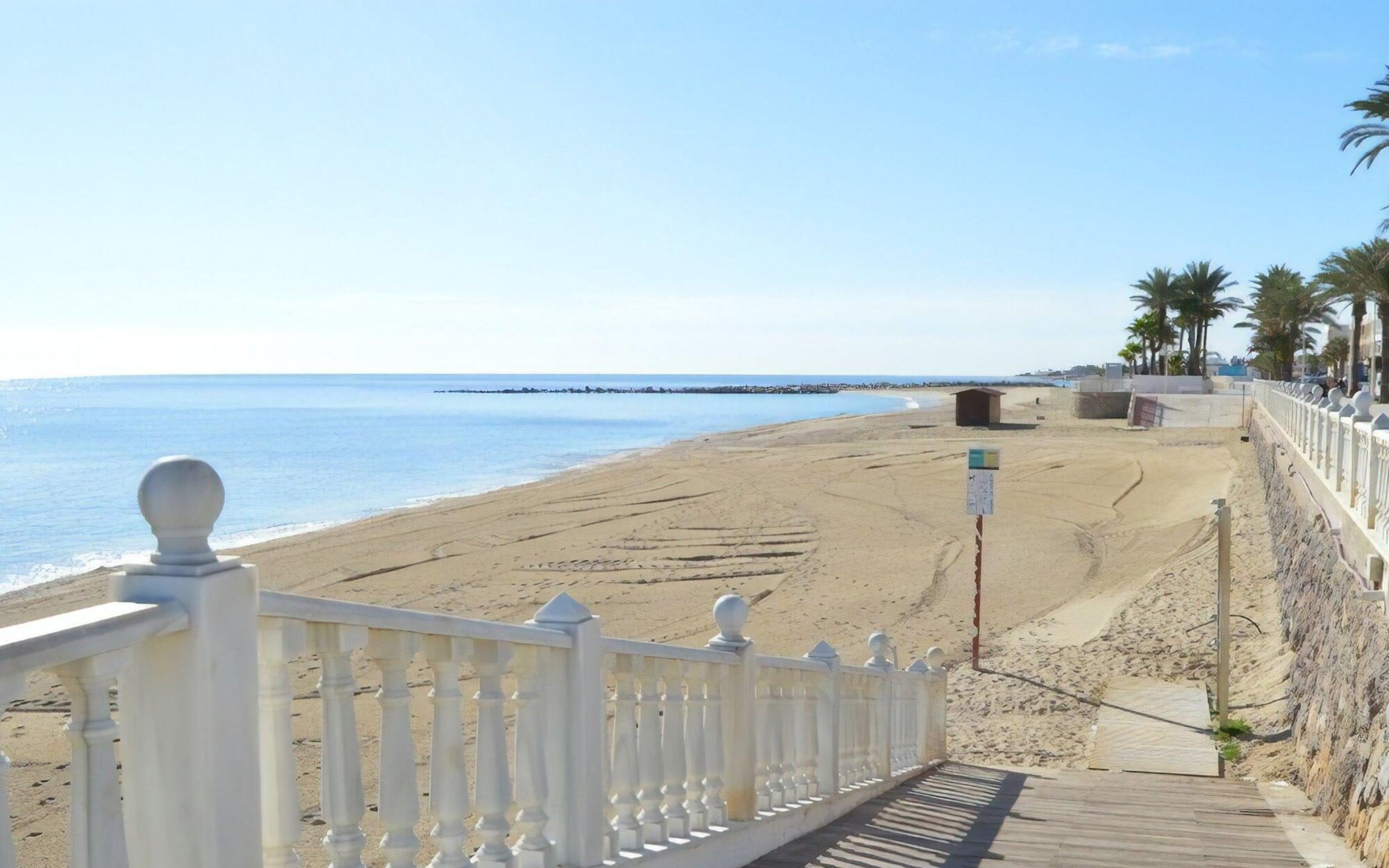 Costas cancela la aportación de arena a las playas de Garrucha por la aparición de praderas marinas
