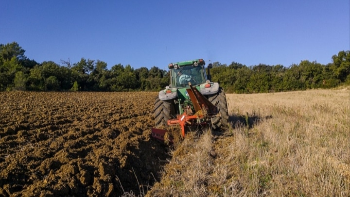 Un joven de 34 años, herido grave al caerle un tractor encima en Cuevas del Almanzora