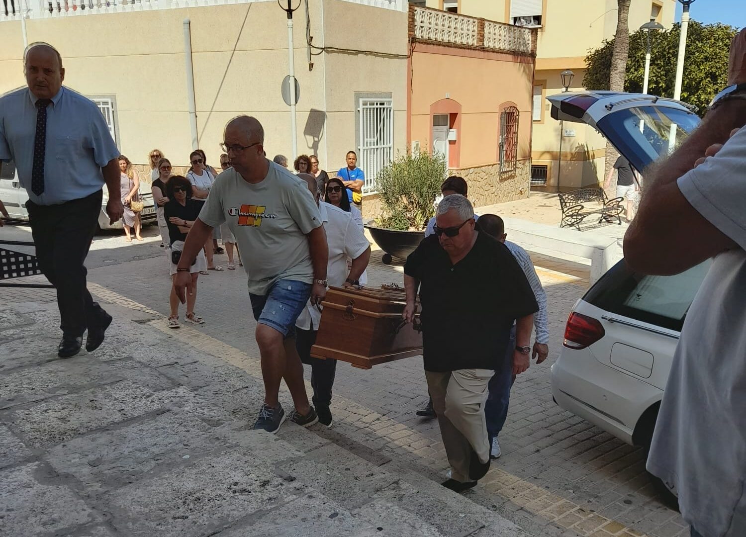 Un mudo y reducido adiós para Lucca: el niño presuntamente asesinado en Garrucha recibe sepultura