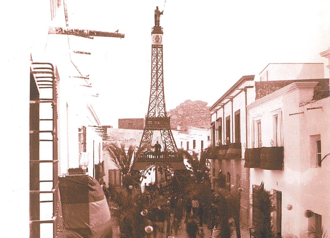 Una Torre Eiffel en la calle Mayor de Vera