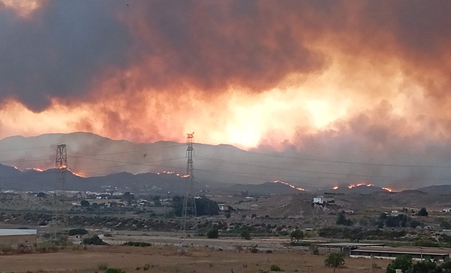 Un centenar de vecinos desalojados por el incendio llegan a Lubrín, algunos con heridas