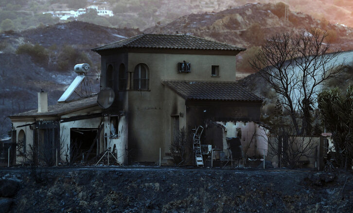 Ascienden a 13 los muertos del incendio de Los Gallardos y a 10 las denuncias por desaparición