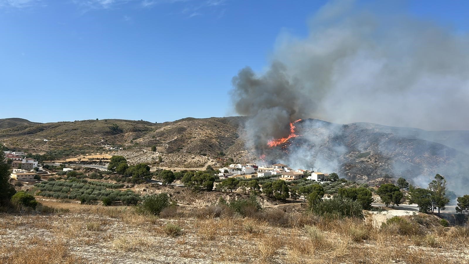 Un grave incendio en la barriada de Almocaizar en Los Gallardos obliga a evacuar a los vecinos