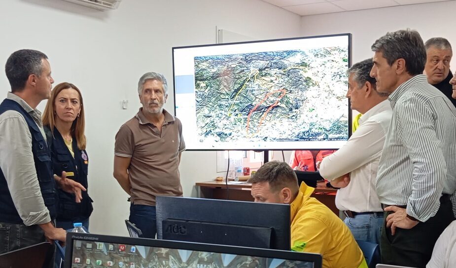 Grande-Marlaska visita la zona del incendio mientras continúan las evacuaciones en Lubrín y Sorbas